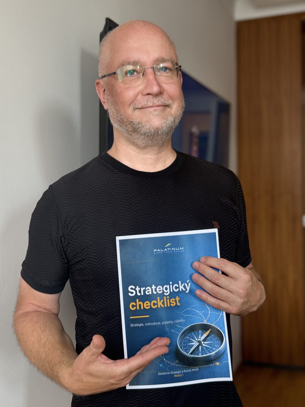 Pavel Prochazka s tistenym Strategickym checklistem